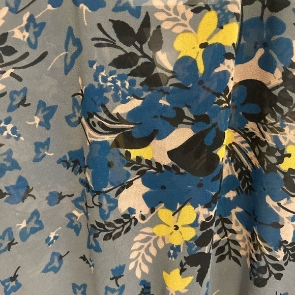 ANN Taylor Loft petites grey/blue flower patterned blouse. - Picture 3 of 9